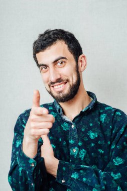 Genç adam kamerayı işaret ediyor.