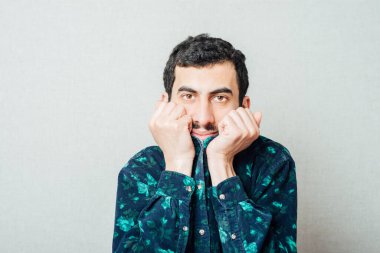 Titreyen ve yüzünü sirkine gömen soğuk bir adam.