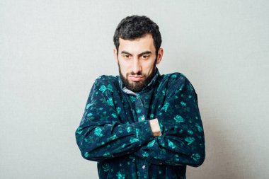 Güçlü bir iş adamı güvenilmez ve ellerini göğsüne koyar.