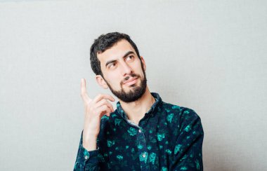 Heyecanlı adam harika bir fikir işaret ediyor.