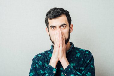 Genç bir adamın yakından çekilmiş portresi çene üstüne el pençe dibe bakan bir şey hakkında derin hayaller kuruyor. Duygusal yüz ifadeleri duygular