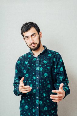 Çekici adam bir şeyi açıklıyor.