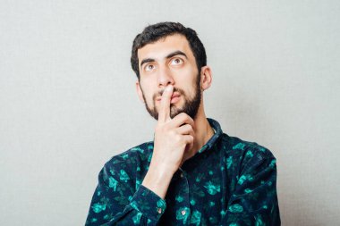 Genç sakallı adam zekası ve hareketi düşün.