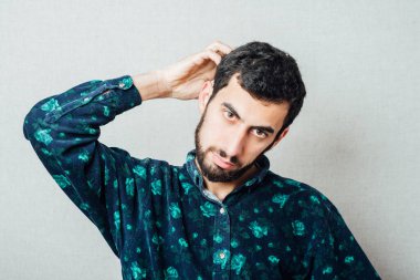 Genç sakallı adam zekası ve hareketi düşün.