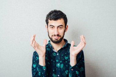 Argüman arayan hayal kırıklığına uğramış genç iş adamı.