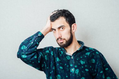 Genç sakallı adam zekası ve hareketi düşün.