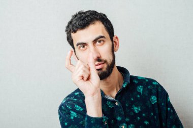 İşadamı parmaklarıyla küçük bir el hareketi yapıyor..