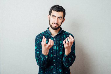 Argüman arayan hayal kırıklığına uğramış genç iş adamı.