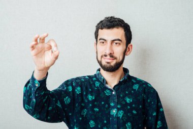 Anlamlı bir gencin portresi. 