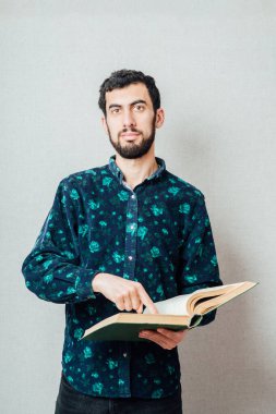 Genç hippi kitap okuyor.