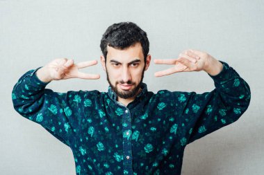 Zafer hareketi yapan adam.