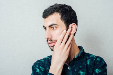 Sakallı genç bir adam hayal kırıklığına uğramış hissediyor.