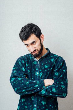  Genç sıradan iş adamı aşağıya bakıyor..