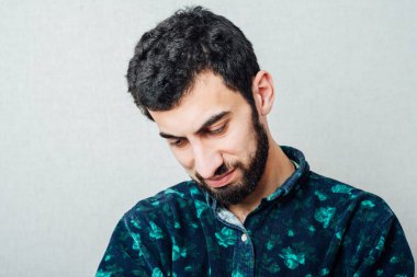  Genç sıradan iş adamı aşağıya bakıyor..