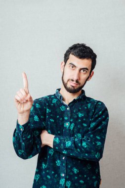 Genç bir erkeğin işaret parmağıyla fikri kavramı işaret ediyor. Retro vignette arka planında stüdyo portresi.