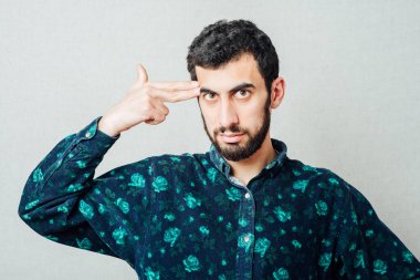 Genç adam intihar ediyor.