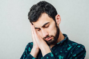 İş adamı gri arka planda uyuyor