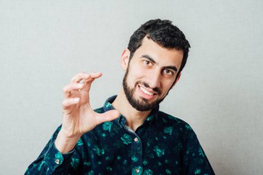 Sakallı bir adam çılgın bir korku hareketi.