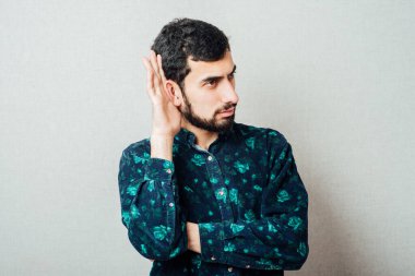 Genç iş adamı bir şeyler duyuyor.