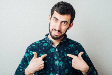 Yakışıklı genç sakallı adam kendi kendine şöyle diyor: 