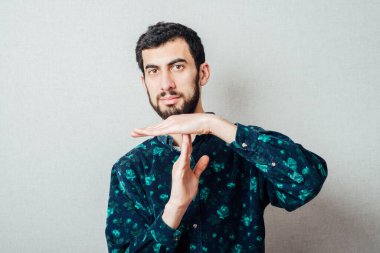 Genç hippi jest yapıyor.