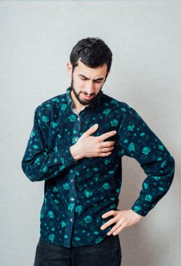 Kalp ağrısı çeken genç bir adam.