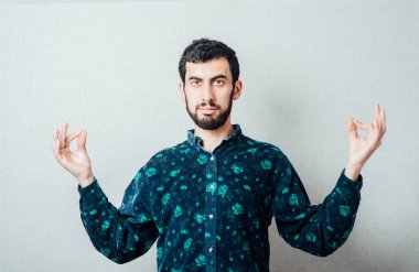 Meditasyondaki sakallı adam 