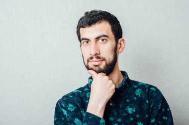 Günlük giysiler içinde iş için fikir arayan bir adam.