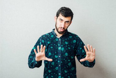 Genç hippi dur işareti yapıyor.