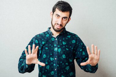 Genç hippi dur işareti yapıyor.