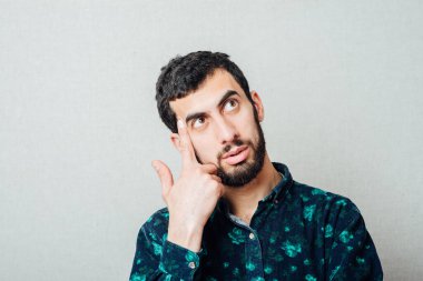 Sakallı, düşünen bir adamın portresi.