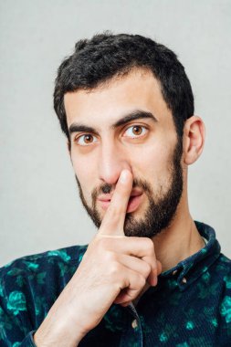 Hippi adam sessiz jest yapıyor.