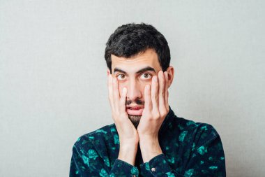 Sakallı, düşünen bir adamın portresi.