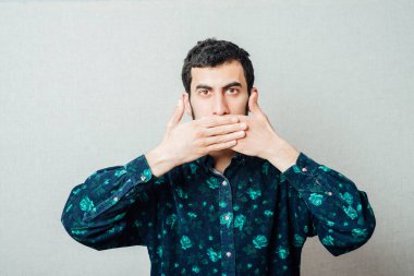 Elleriyle gözlerini kapatan genç bir adamın portresi.