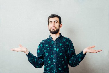 Genç adam umutsuzluğa kapılmış, elleri havada.