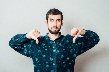 Mutsuz bir gencin portresi.