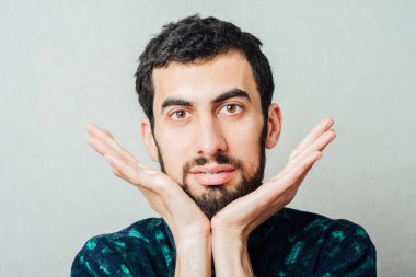 Yakışıklı bir gencin portresi.