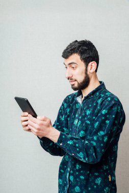 dijital tablet kullanan genç bir adam. 