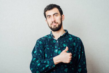 Mutluluk, jest ve insanların konsepti. Gülümseyen adam başparmak kaldırıyor.