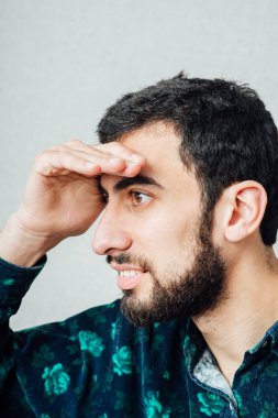 Adam geleceğe bakıyor. 