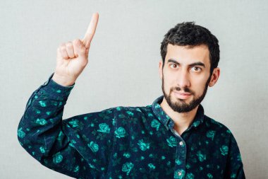 Genç adam parmağını kaldırdı.