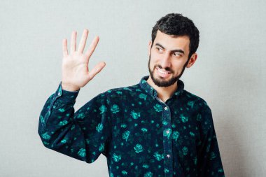 Stüdyoda sakallı bir adam