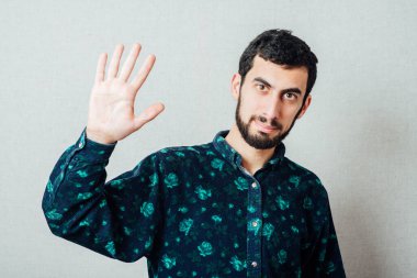 Stüdyoda sakallı bir adam