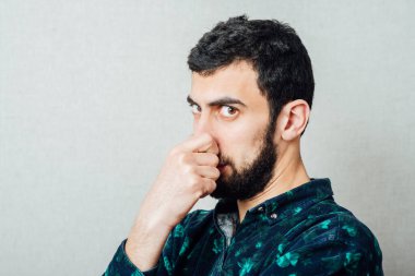 Stüdyoda sakallı bir adam