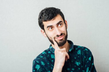 Zeki sakallı bir adamın yüzü.