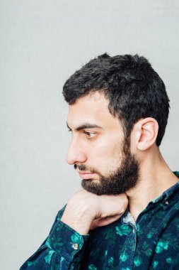 Endişelenen ya da acı çeken genç bir adamın portresi