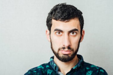 Stüdyoda sakallı bir adam