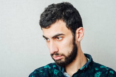 Sakallı, düşünen bir adamın portresi.