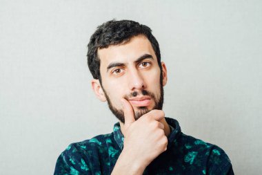 Stüdyoda sakallı bir adam