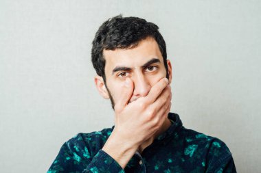 Diş ağrısı, diş sorunu olan genç bir adam.